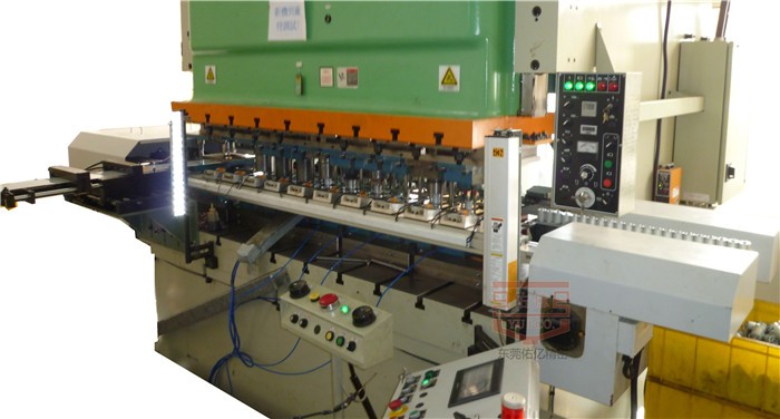 二次元机械手在新能源锂电池极柱多工序冲压生产中发挥哪些作用？